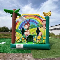 Château gonflable coloré et écologique sur le thème de la cabane dans les arbres pour les fêtes d'enfants et les jeux en plein air