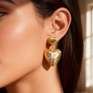 Pendientes de botón en forma de corazón chapados en oro con detalle de cruz plateada para regalo del Día de San Valentín - Product Image 1