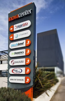 Pylône modulaire de signalisation directionnelle intérieur en acier de type combiné à trois faces, panneau numérique pour entreprises, signalisation routière, éclairage LED, certifié CE ROHS FCC