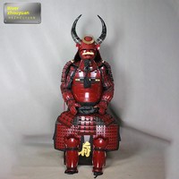 Armure de samouraï japonaise en fer, faite à la main, personnalisable, avec boîte en bois à cornes rouges, accessoires de costume pour accessoire télévisuel