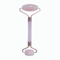 Rouleau de massage facial à double tête en quartz rose naturel avec manche en résine à pois blancs