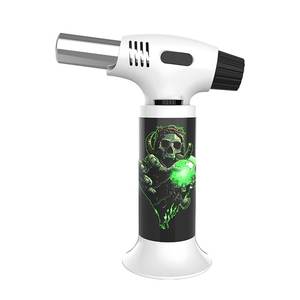 Briquet torche incliné portable en argent avec logo personnalisé, durable, au gaz butane, coupe-vent, réglage de la flamme, design original pour barbecue, en plastique - Product Image 4