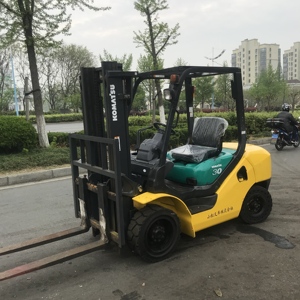 Montacargas Diésel Komatsu FD30 Usado de Alta Calidad, 3 Toneladas, Desplazador Lateral Hidráulico, Mástil de Dos Etapas, Neumáticos Sólidos - Bien Mantenido, Regular - Product Image 2