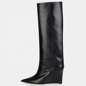 Botas Altas de Cuero Patentado con Logotipo Personalizado para Mujer, Botines de Diseñador con Tacón de Cuña, Botas Largas Metálicas Doradas, Zapatos Sexys con Punta Puntiaguda - Product Image 3