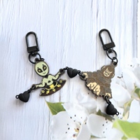 Porte-clés personnalisé au design mignon, plaqué nickel noir, émail dur, avec aimants en forme de cœur, assorti pour les couples