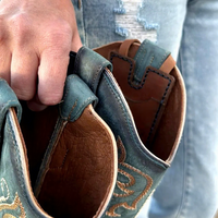 Dompet Kartu Gantung Model Sepatu Bot Koboi Barat Bahan Pu Buatan Tangan dengan Kancing Jepret dan Tali Vintage