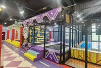 Centre d'interaction familial intérieur Kidscamp : Compagnie chaleureuse, sécurité, éducation, toboggan, balançoire, jeu de rôle, maison pour parents et enfants