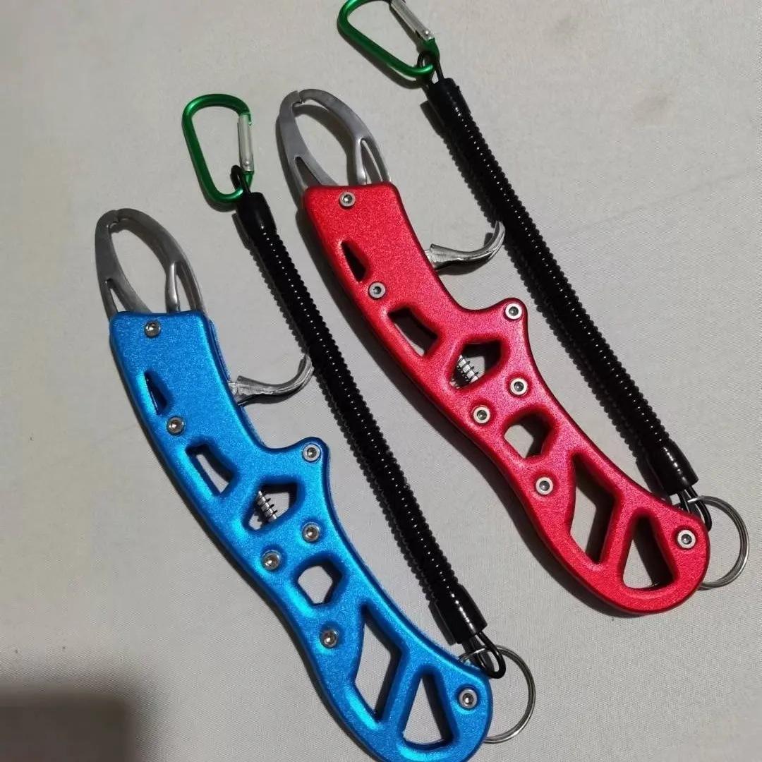 คีมจับปลาสีแดงขนาดใหญ่