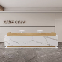 Bureau de réception de luxe en marbre avec comptoir en bois et éclairage LED pour hôtel, bureau, hall d'entrée, comptoir de réception flottant
