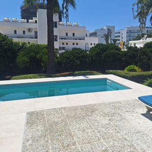 Piscina con tobogán, piscina pequeña enterrada, piscina exterior con hidromasaje, piscina de fibra de vidrio, piscina de fibra de vidrio para juegos infantiles - Product Image 1