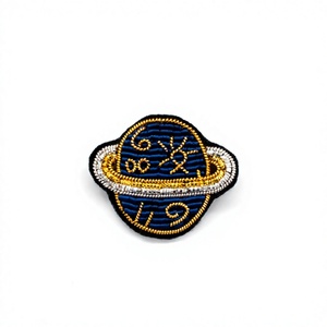 INSIGNIA BORDADA DE SEDA personalizable DISEÑO DE PLANETA Patrón de bandera Cosido Insignia de nombre Bolsas Tela Material de fieltro Logotipo personalizado Esmalte - Product Image 1