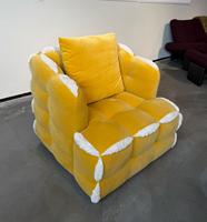 Canapé individuel en forme de nuage jaune vif, garniture moelleuse qui vous enveloppe doucement pour profiter d'un temps de loisirs confortable à la maison
