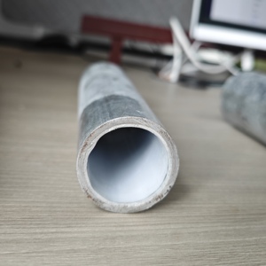 Double protection contre la corrosion Tuyau en <span class=keywords><strong>acier</strong></span> soudé <span class=keywords><strong>galvanisé</strong></span> doublé de plastique pour le transport d'<span class=keywords><strong>eau</strong></span> <span class=keywords><strong>potable</strong></span> 3m 6m 9m 12m Chine - Product Image 1