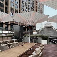 Parasol d'extérieur moderne et minimaliste en polyester léger avec mât en aluminium et base en marbre pour jardin, piscine, villa, hôtel