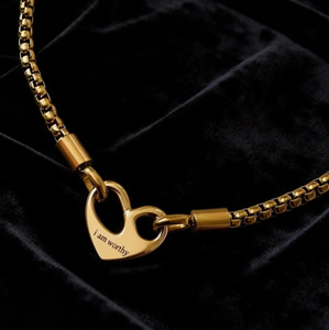 Collana con Ciondolo a Cuore Traforato in Oro, Bestseller in Europa e USA, Gioiello Delicato a Doppia Faccia per San Valentino - Product Image 1