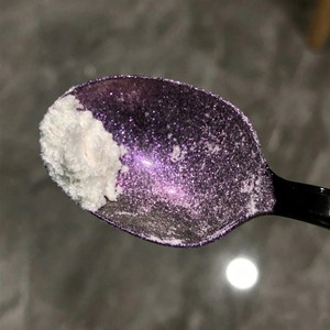 Poudre de pigment cosmétique à paillettes violettes, effet caméléon aurore, pour applications en résine époxy et maquillage - Product Image 1