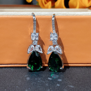 Orecchini Pendenti Vintage a Goccia Verde a Forma di Pera per Donne, Eleganti Accessori per Orecchie da Indossare Quotidianamente - Product Image 4