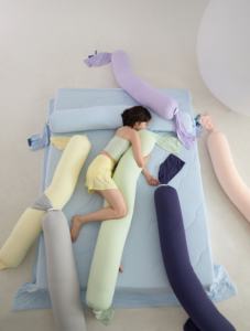 Oreiller de grossesse en tricot de nylon et élasthanne, respirant et doux pour le soutien pendant la grossesse - Product Image 1