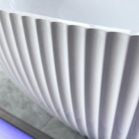 Baignoire blanche cannelée à rayures verticales de 1,7 m, baignoire de trempage en surface solide, baignoire de luxe pour villa, hôtel boutique, salle de bain