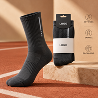 Chaussettes de course respirantes à rayures discrètes réfléchissantes en charbon, avec maille athlétique ventilée, gestion de l'humidité et maintien du talon plat