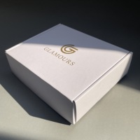 Boîtes d'expédition en carton ondulé recyclé colorées personnalisées avec impression de logo sur mesure, emballage durable pour vêtements et chaussettes
