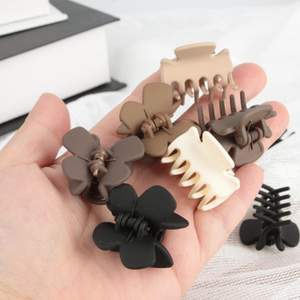 Haaraccessoires für Damen und Mädchen im Großhandel, 6-teiliges Set, niedliche, mattierte Schmetterlings-Haarklammern, Set mit individuellen, kleinen Mini-Krallenclips - Product Image 4