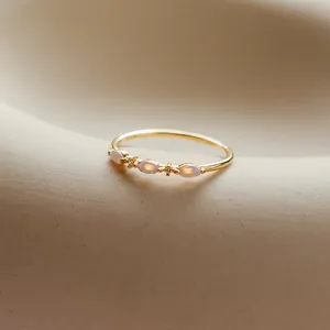 Винтажное минималистское кольцо с опалом, медное покрытие, с настоящим золотым опалом, подарок для ее изящных золотых ювелирных изделий - Product Image 1