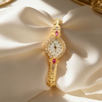 Jam Tangan Wanita Fashion Emas Kecil dengan Dial Berlian Gaya Court, Tali Pola Bunga Buatan Tangan yang Indah, Penunjuk Quartz, dan Casing Akrilik.