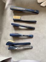 Brosse d'escalade en poils de sanglier de qualité industrielle avec manche en bois durable pour un retrait précis de la craie sur les prises d'escalade intérieures et en salle.