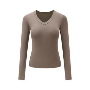 เสื้อยืดแขนยาวคอวีสีพื้นสำหรับผู้หญิง ผ้าฝ้าย 91.5% สแปนเด็กซ์ 8.5% น้ำหนัก 230GSM ทรงเข้ารูป สไตล์ลำลอง เสื้อยืดพื้นฐานสำหรับสุภาพสตรี - Product Image 3
