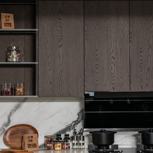 Cocina de Elegancia Oscura |   Roble Carbón |   Mármol <span class=keywords><strong>Panda</strong></span> |   Manijas Empotradas Doradas |   Exhibidor de Vino LED |   BOSCH |   Diseño 3D Gratuito |   Comedor - Product Image 3