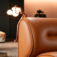 Fauteuil individuel traditionnel Tenghang en cuir huilé et fourrure Sherpa, dossier massif, pieds en bois, design de salon