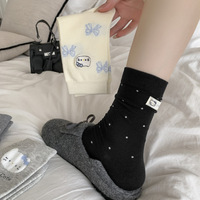 Chaussettes mi-mollet à pois en tissu avec nœud en forme de cœur polyvalent brodé avec des éléments de dessin animé mignons