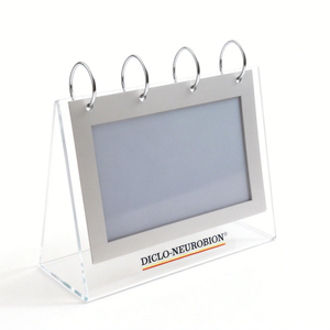 Expositor de Acrílico Transparente Personalizado al por Mayor, Soporte para Calendario con Gancho de Metal y Bolsillos de PVC - Product Image 1