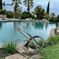Sculpture de mascotte abstraite moderne en acier inoxydable forgé à la main avec surface miroir polie pour la décoration de jardins extérieurs et d'espaces publics