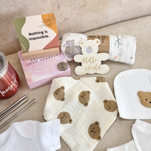 Ensemble cadeau de vêtements <span class=keywords><strong>pour</strong></span> bébé nouveau-né comprenant un bavoir triangulaire, des chaussettes, une serviette de bain, une couverture confortable - en coton - Product Image 3