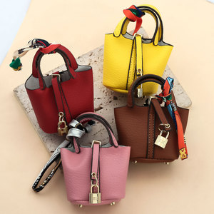 Mini Portachiavi a Forma di Borsa in Pelle con Foulard in Seta e <span class=keywords><strong>Lucchetto</strong></span> per <span class=keywords><strong>Chiavi</strong></span> dell'Auto, Custodia per Auricolari, Accessorio Moda, Regalo - Product Image 5
