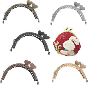 Chiusura a scatto a bacio in metallo per portamonete, classica semicircolare, con pizzo antico e forma a cuore in rilievo - Product Image 1