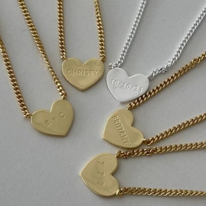 Collier ras du cou en acier inoxydable plaqué or avec chaîne à maillons et pendentif cœur gravable et personnalisable pour anniversaire - Product Image 1