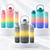 Gourde de sport en PC trois pièces, grande capacité 2000 ml, avec tube d'aspiration, couleur dégradée et échelle graduée en plastique dépoli