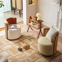 Table d'appoint étroite à 2 niveaux, table d'appoint de style moderne du milieu du siècle avec pieds en bois massif et étagère en rotin pour salon, chambre à coucher