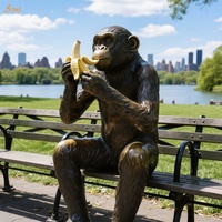 Parc de la ville en plein air personnalisé décor au bord du lac moderne grande coulée en Bronze taille réelle Squat banc mange banane singe Sculpture en Bronze