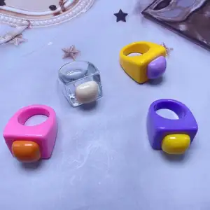 Sc 2024 Hot Selling Candy Kleurrijke Chunky Ringen Mode Creatieve Hars Ring Populaire Oversized Chique Acryl Ring Voor Vrouwen Meisjes