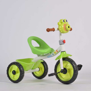 Tricycle pour enfant gris avec pédales et barre de poussée pour les enfants de 2 à 6 ans - Product Image 2