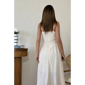 Elegante Vestido Largo de Satén Beige con Cintura Imperio, Escote Cuadrado, Corte en A y Sujetador Incorporado para Noche - Product Image 1