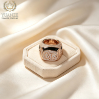 Personalisierter Initialen-Ring mit Rosé-Pavé-Moissanit für Herren, Statement-Schmuck im Großhandel