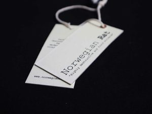 Etiquetas colgantes para prendas de alta calidad de 400 g/m² con forma irregular, etiquetas colgantes para prendas impresas a medida, etiquetas colgantes para prendas con cuerda - Product Image 1