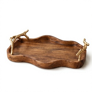 Plateau de service robuste en bois de manguier naturel, longue planche avec rebord surélevé et poignées en forme de branche dorée métallique - Product Image 1