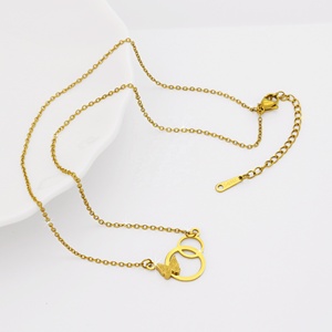 Collar de Moda de Acero Inoxidable con Colgante de Mariposa Esmerilada de Doble Círculo Entrelazado, Impermeable e Hipoalergénico <span class=keywords><strong>para</strong></span> Uso Diario - Product Image 2