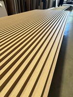 Grille en bois cannelé séchée au four, anti-moisissure, à espacement réglable des lattes, pour cloisonnement de boutique de mode
